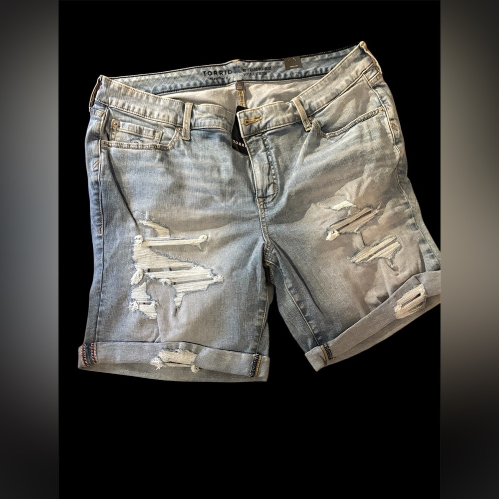 Woman’s TORRID Light Blue Denim Shorts (NEW)